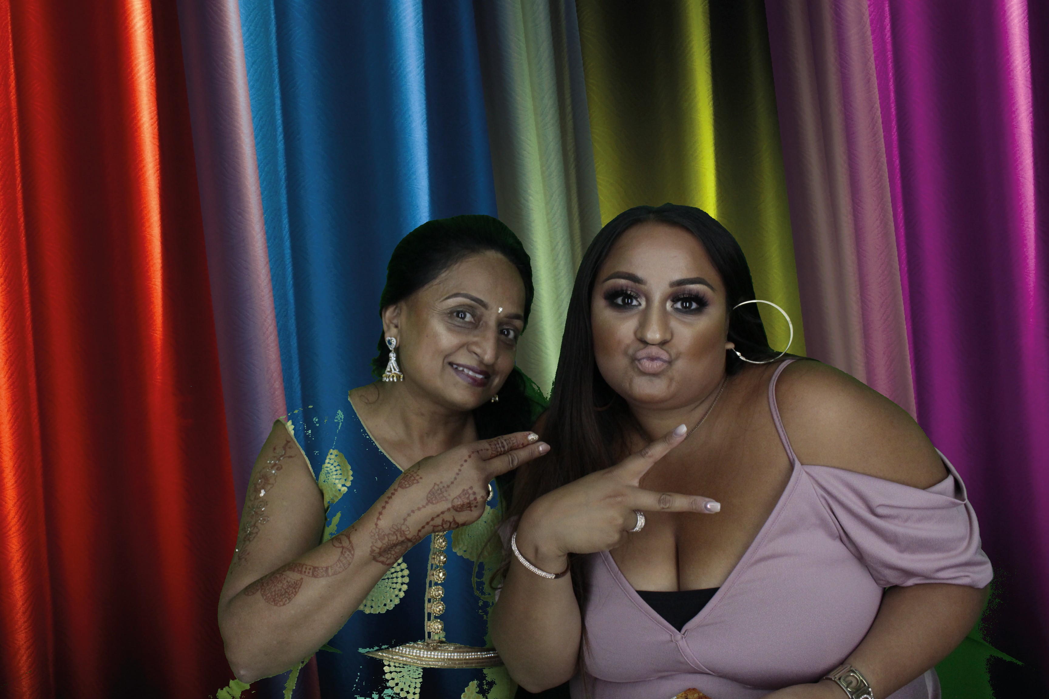 Bhavin & Yasmin’s Wedding | View more photos from the event at gallery.myphotoboothexperience.co.uk/u/MyPhotoBoothExperienceLtd/Bhavin-Yasmin’s-Wedding